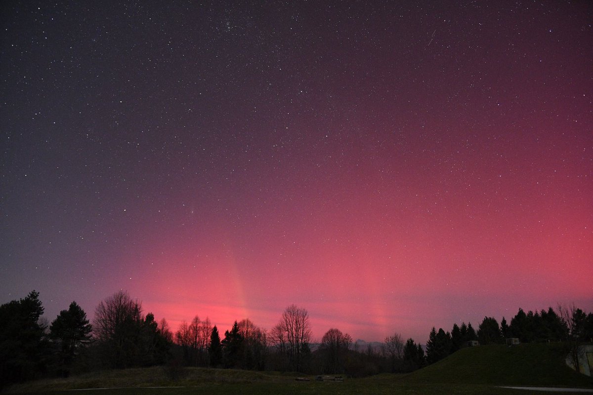 Beautiful &amp; bright red and blue aurora in the skies over Medvedje Brdo, Slovenia (45°N MLAT) this morning. Beautiful also with the naked eye, with many distinct rays. The best aurora display of the year for me, better than the Jan 1st, 2025 G4.