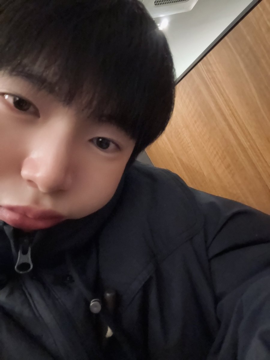 [#OX]

추워요 따스게 입어요

#OMEGA_X #오메가엑스
#케빈 #KEVIN