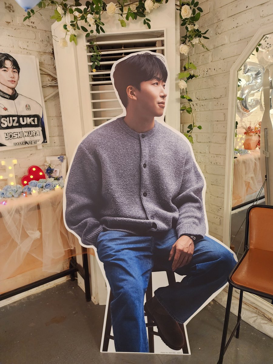 Dear_Sooho's tweet photo. ☕️ [ cafe'11:12 ] 카페에 디피되어있는 캔버스 액자 15개와 등신대 1개를 5시 30분에 선착순으로 나눔 합니다. 원하시는 분이 계시다면 시간에 맞게 방문 해주세요. https://t.co/KXHnoHn45p