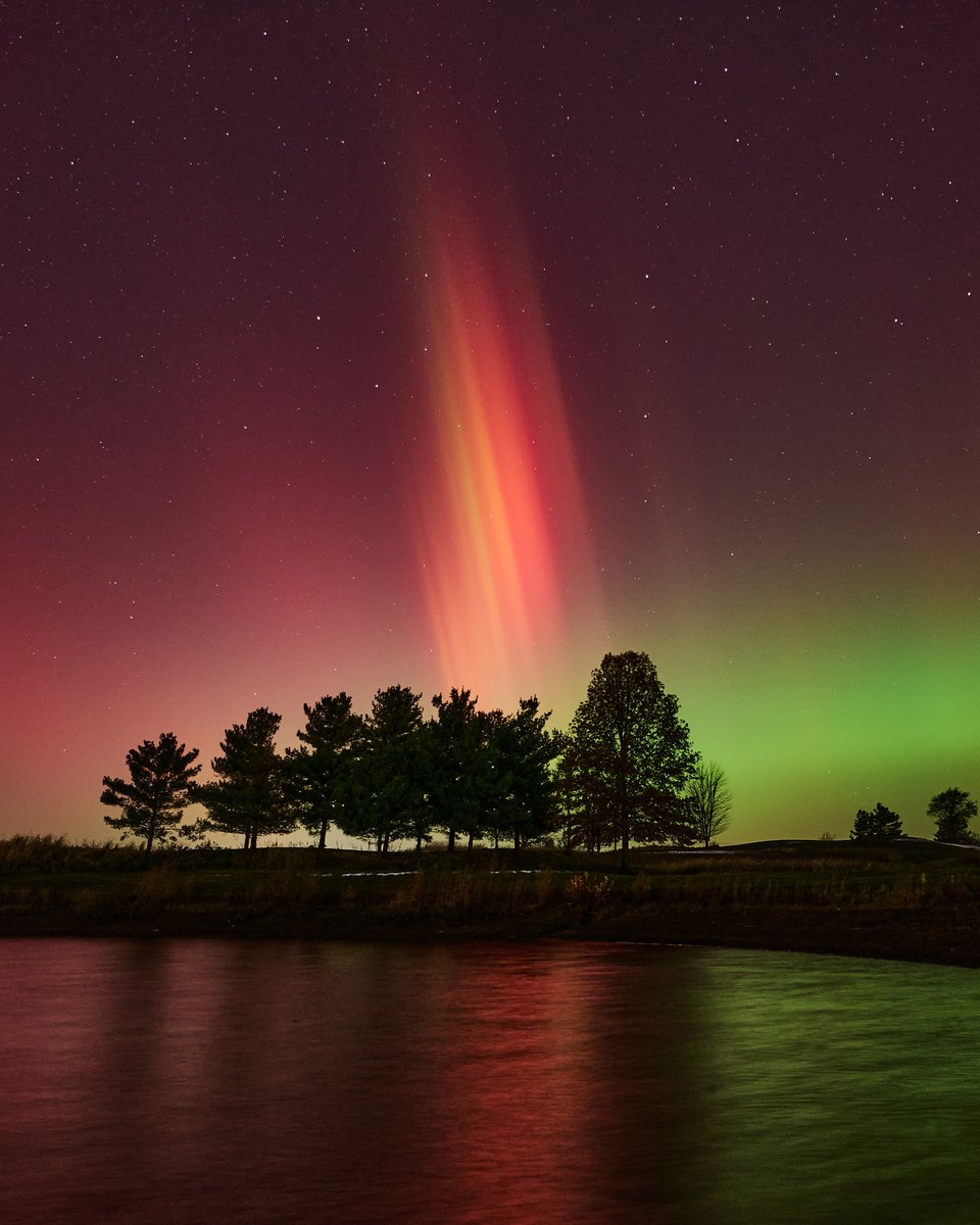These bright towers of light showed up for a fleeting moment at 9:30pm tonight. What a sight! #Auroraborealis #cincywx