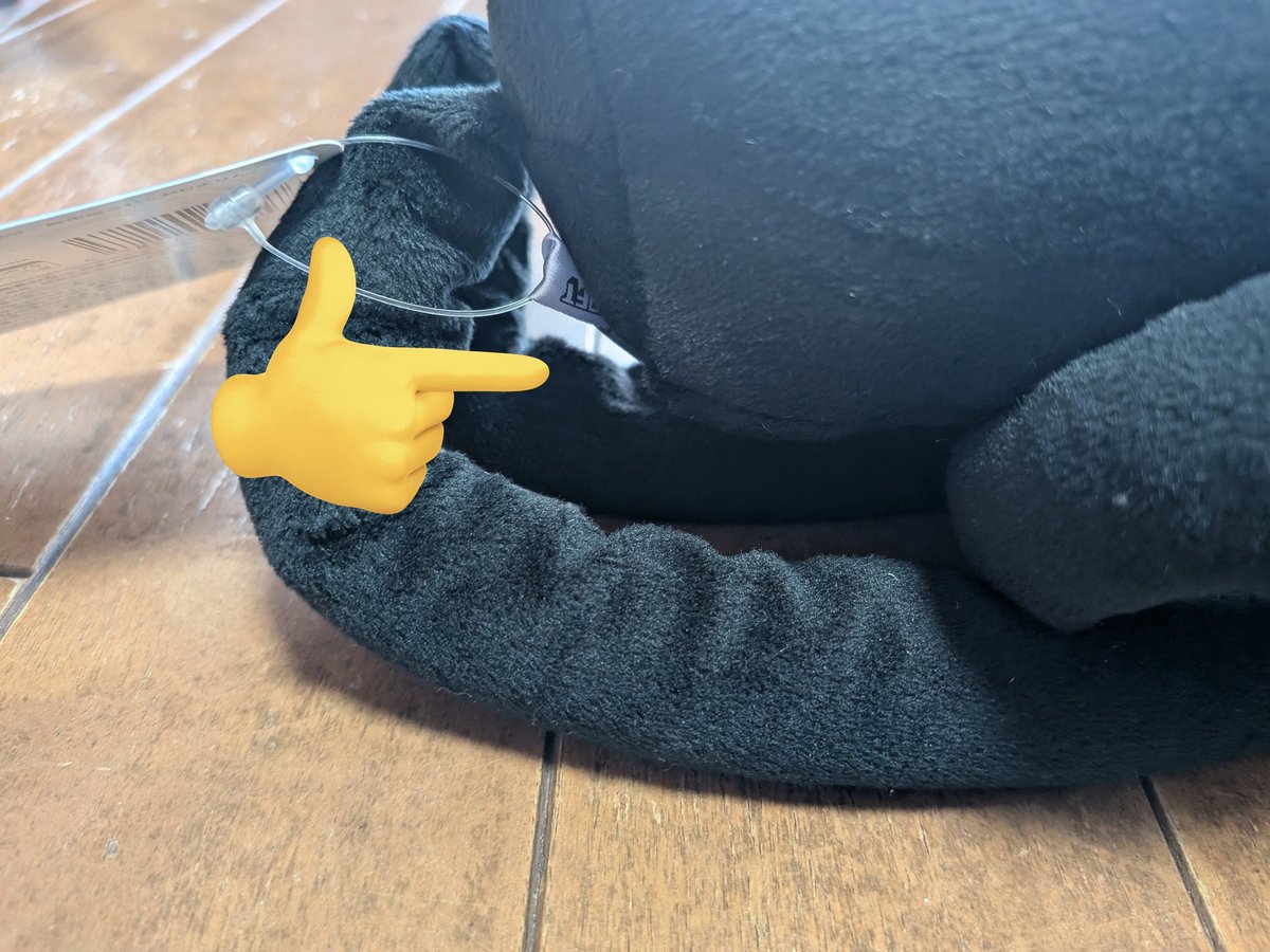 from_Shawshank_'s tweet photo. ぼくの行ったゲームセンターでは、長い手足を輪ゴムを使って1枚目の写真のように纏めていましたが、これじゃ隙間にクレーンのアームを引っ掛けて取れと言ってるようなものですw🤭 https://t.co/Toh6wB8JgM