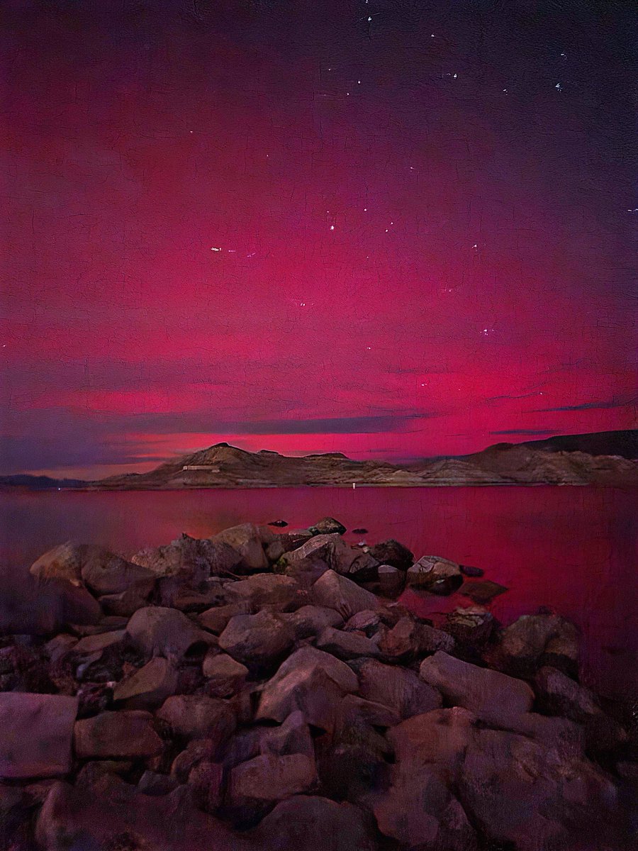 LAKE MEAD 11/11/2025. Aurora popped and was naked eye visible for a while. Now only in camera. Hoping for more....later tonight or tomorrow night. Wow.. <a href="/TeddFlorendo/">Tedd Florendo</a> <a href="/LasVegasLocally/">Las Vegas Locally 🌴</a>  #Aurora #lasvegas