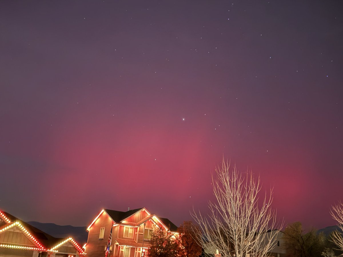 I’ve been chasing them in every northern state in the US &amp; finally saw them from my own front porch in northern Utah. 🥺 #aurora #borealis #auroraborealis #northernlights