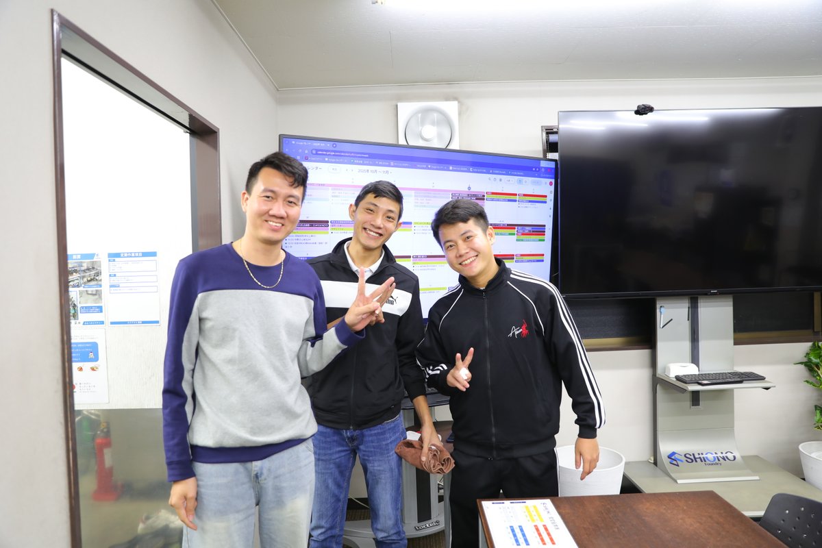 ShionoCast's tweet photo. 10月24日、ベトナムから新たに3名の実習生が加わりました！
そして、少し前から来ている3名も一緒に、
“ベトナム生歓迎 手巻きずしパーティー🍣”を開催しました☺️
これからシオノ鋳工で一緒にがんばっていきましょう！
#シオノ鋳工 #ベトナム実習生 #ものづくり #与謝野町 #ZIPSQUARE https://t.co/0vPgR1QLxt
