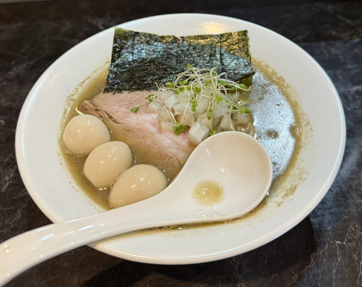 中華SOBAにぼ乃詩 さん

純煮干しそば

大好きな純にぼ〜😍
一口で感激する煮干感😍
ガツーンとくるにぼスープはめちゃくちゃうんまぁ〜😍
ポキポキ麺と相性良く👍✨
煮干の種類がいつもと違うので今日は塩味もちょい増し😍
この味の差も楽しめるのは嬉しい😍
今日も大満足😍
ご馳走様でした〜🙇‍♂️