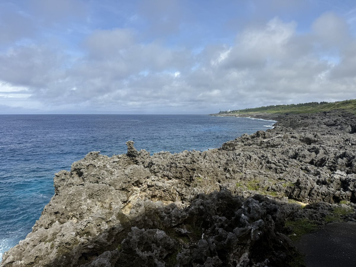 最近天気が悪すぎる！と思っていたのですが、束の間の晴れた時間にぱしゃっと。
南大東島の海の青さは本当に見るだけで癒される。こんな海の近くに住めてラッキー🤞 あともう一回ぐらい凪てくれないかな🥹シュノーケルしたいっ