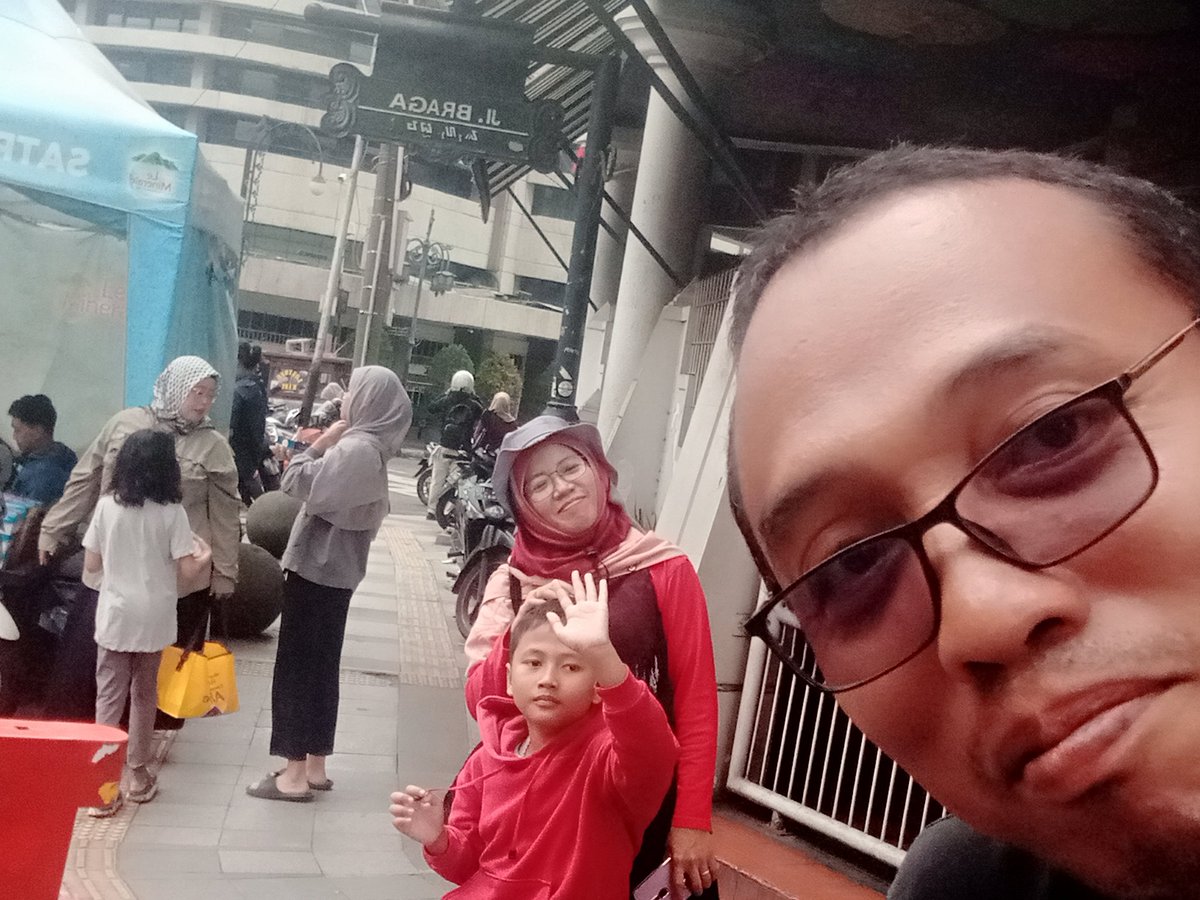 Apapun profesimu.... Lakukan saja yang terbaik karena itu adalah amanah dan ladang pahala bagimu.... Selamat siang.... Selamat hari ayah buat para ayah dan para calon ayah.... Semoga Allah SWT selalu melindungi kita semua dan membimbing kita setiap langkah kita.... Aamiin....