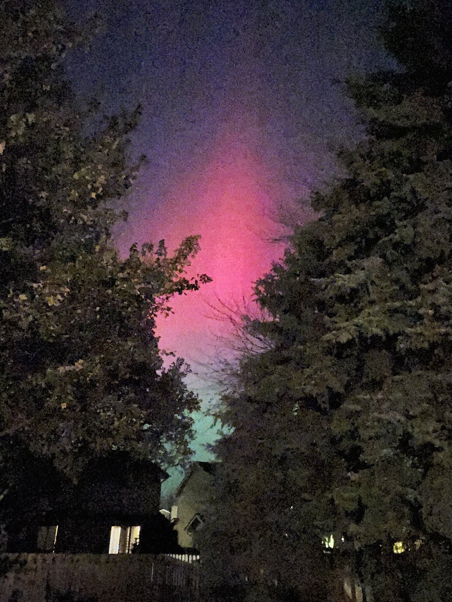 bryangalloway59's tweet photo. Northern lights in Omaha, Nebraska! https://t.co/oV8Fk8L9SE