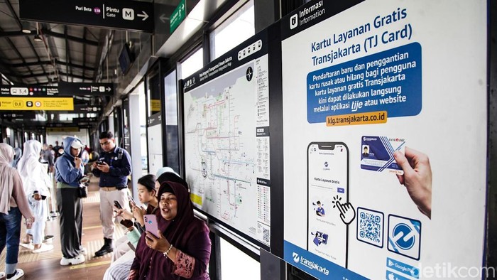 detikfinance's tweet photo. #Foto Pekerja ber-KTP DKI Jakarta gratis naik TransJakarta, MRT, dan LRT. Ada syarat-syarat yang harus dipenuhi. Harap dicatat!

>> https://t.co/uTu9Zffpn5

Foto: Andhika Prasetia/detikFinance

#detikfinance #KTP #DKI #Transum https://t.co/y9hXolzubA