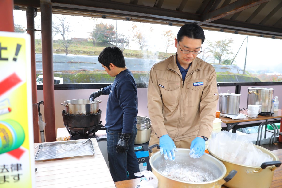 ShionoCast's tweet photo. 11月9日、道の駅シルクまちかやで開催された
「命の里 秋の大感謝祭」に出店しました🍂

今回はいつものメンバーに加えて、
ベトナムの実習生2名も初めて一緒に参加してくれました🍁
雨の中でしたが、来てくださった皆さま
本当にありがとうございました✨
#シオノ鋳工
#命の里秋の大感謝祭 https://t.co/2yMTuOX26f