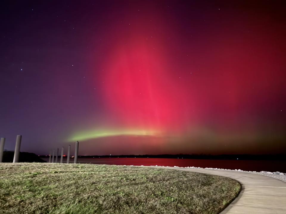 Aurora stunner from the Midwest tonight too!
Incredible view along the Ohio River.

📸: Paducah, KY | Chelsea Ann