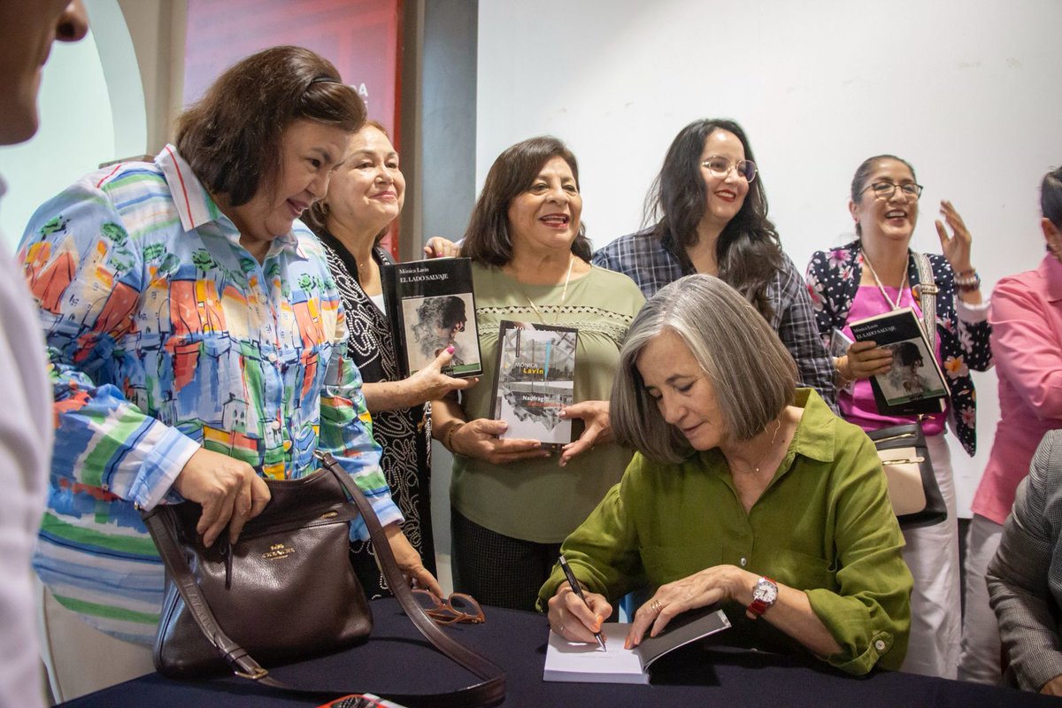 🌊 En la #FILCuliacán2025, la reconocida escritora <a href="/mlavinm/">Monica Lavin</a>  presentó su libro “Naufragio de palabras” junto al novelista sinaloense Élmer Mendoza, en un encuentro íntimo lleno de complicidad literaria y reflexión. 📚