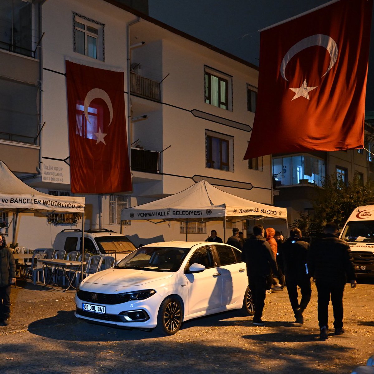 Şehitlerimizin evine Türk bayrakları asıldı.