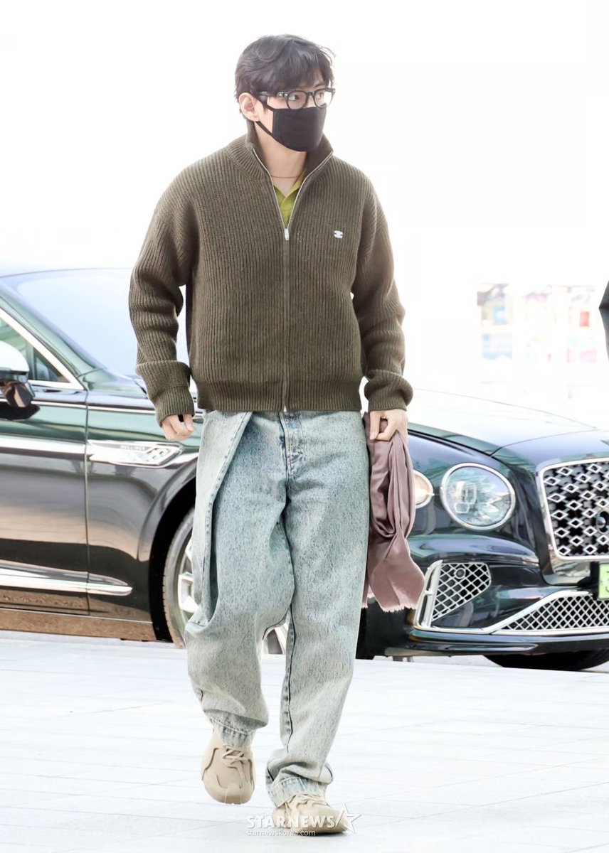 tetestream's tweet image. Kim Taehyung&apos;s outfit at the Incheon International Airport today!
