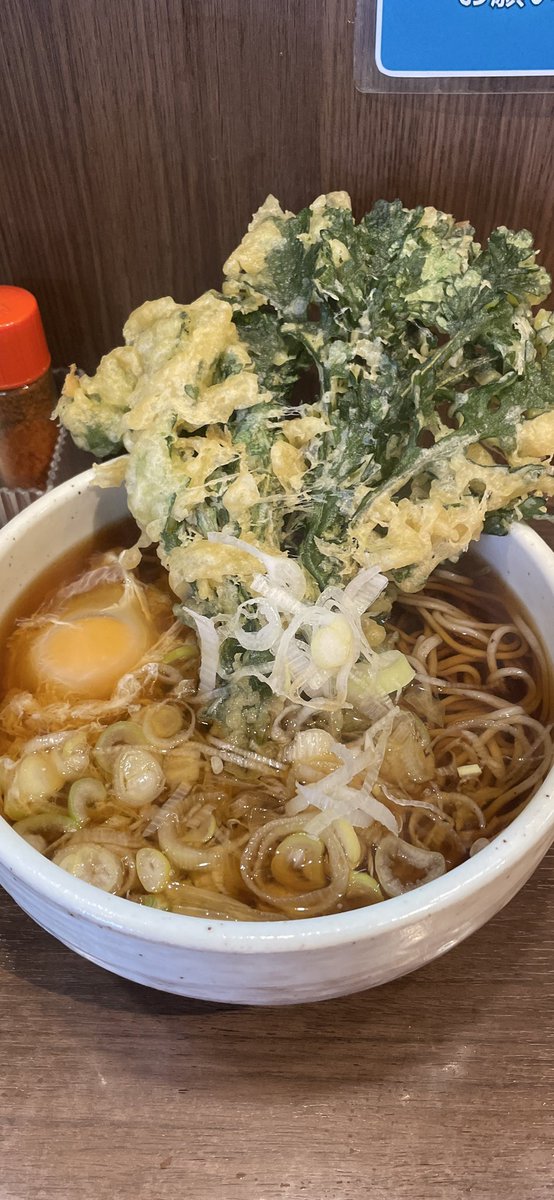 #立ち食いそば　#路麺
#有楽町 
#蕎麦やはないち

春菊天そば480円。
どでかい春菊天は衣が薄くて、サクッと食べられる。出汁は甘めで美味い！