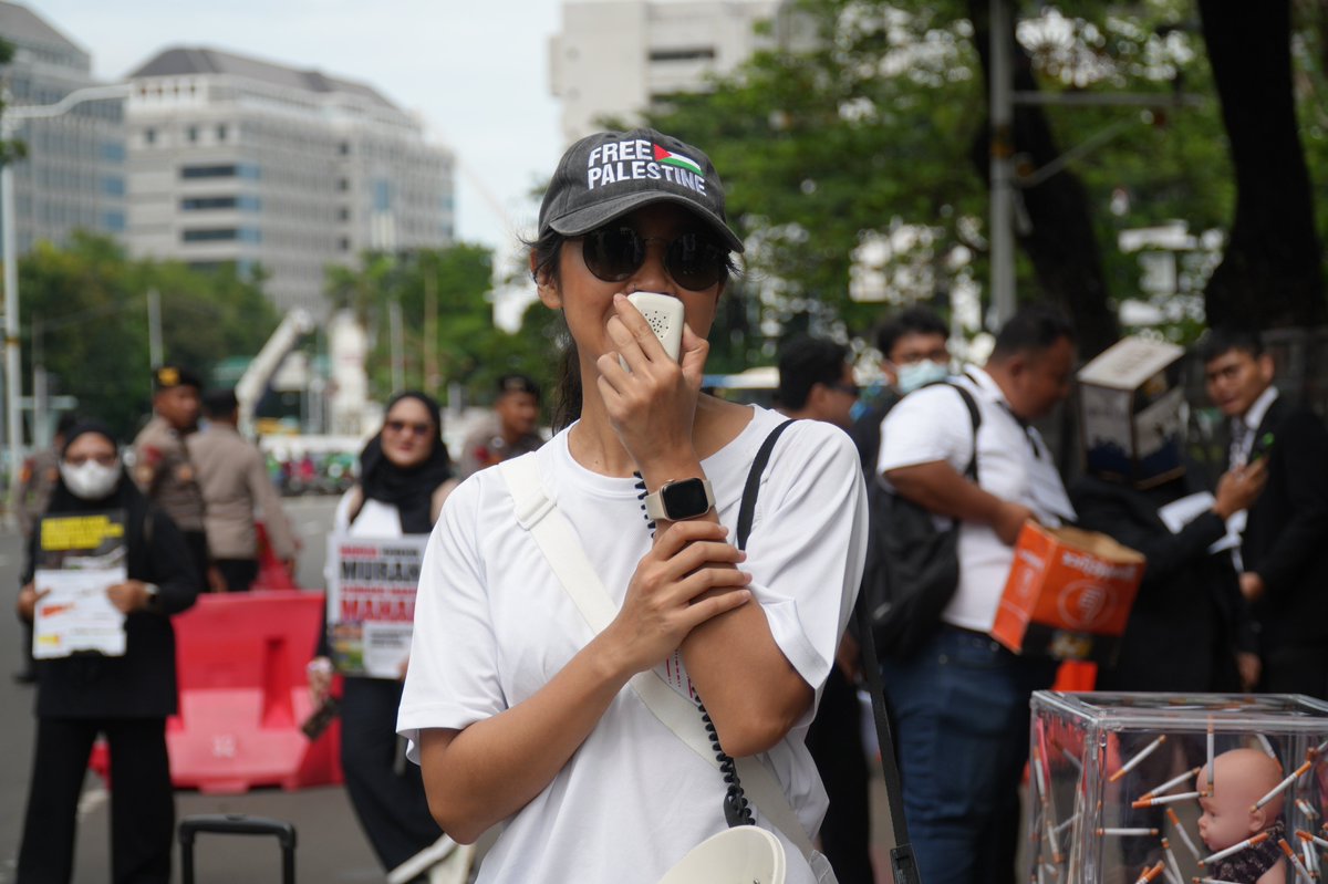 TolakJadiTarget's tweet image. “Hari Kesehatan Nasional seharusnya jadi momentum refleksi: sejauh mana negara berpihak pada kesehatan rakyatnya?” -Beladenta Amalia, Tobacco Control Lead @CISDI_ID 

Tapi nyatanya, kebijakan pengendalian tembakau terus dilemahkan.

#PP28 #HariKesehatanNasional…