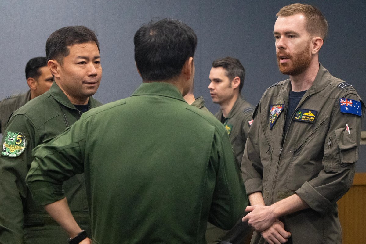 DefenceAust's tweet image. 🇦🇺 🇯🇵 🇺🇸 Strengthening regional security together

Australian, Japanese and US defence forces united at 📍 Kadena Air Base in Japan this October to enhance cooperation in intelligence, surveillance and reconnaissance (ISR).

Representatives from five military services came…