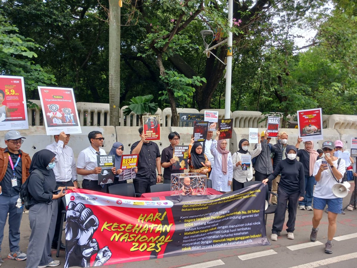 TolakJadiTarget's tweet image. Kalian resah nggak sih ngeliat anak-anak masih muda udah pada merokok? ngevape?

Karena kami juga resah, jadi pagi tadi (12/11), dalam rangka #HariKesehatanNasional, kami sbg bagian dari @id_SOSIndonesia menggelar aksi damai di Silang Selatan Monas, Jakarta dengan tema “Aksi…