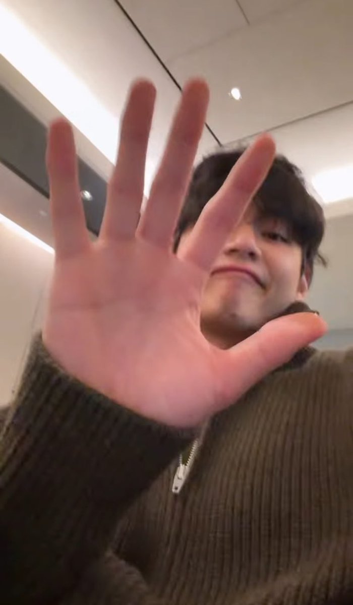 1230ZONE's tweet image. TAEHYUNG LOOKS SO GOOD