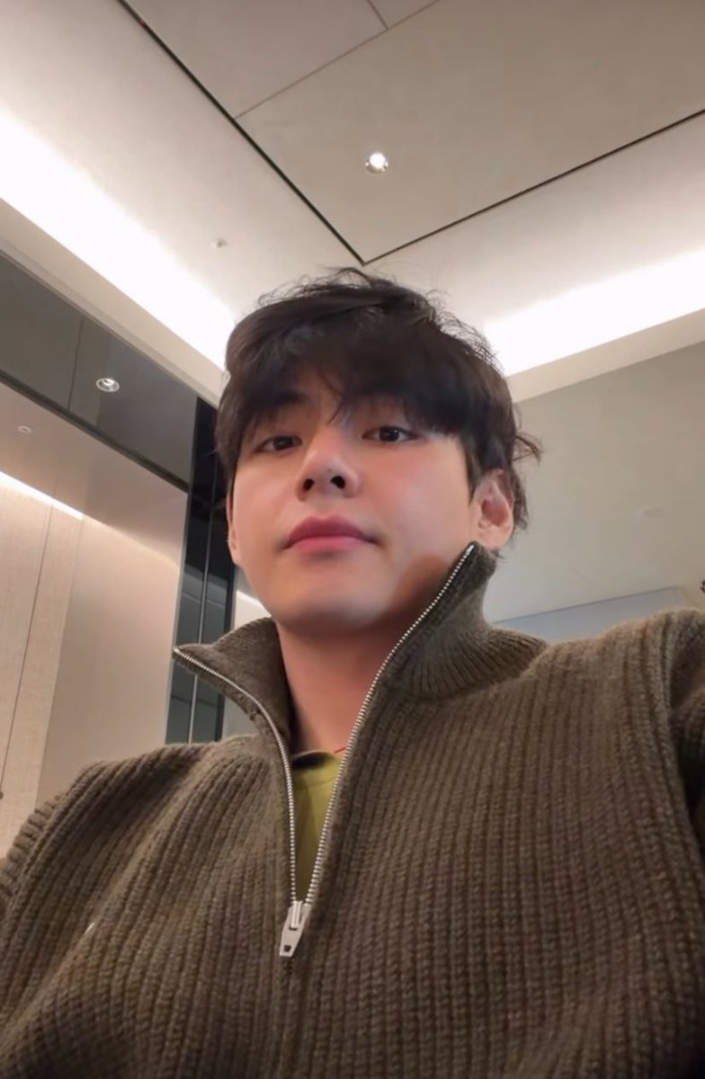 1230ZONE's tweet image. TAEHYUNG LOOKS SO GOOD