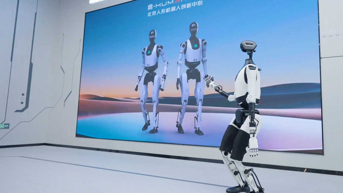 Inspire_robots's tweet image. 🤖 When a robot is equipped with dexterous hands,it is no longer just a mechanical demonstrator — it becomes a true guide.
Its agile fingers move in sync with voice narration, precisely pointing to each exhibit and performing smooth, expressive gestures.