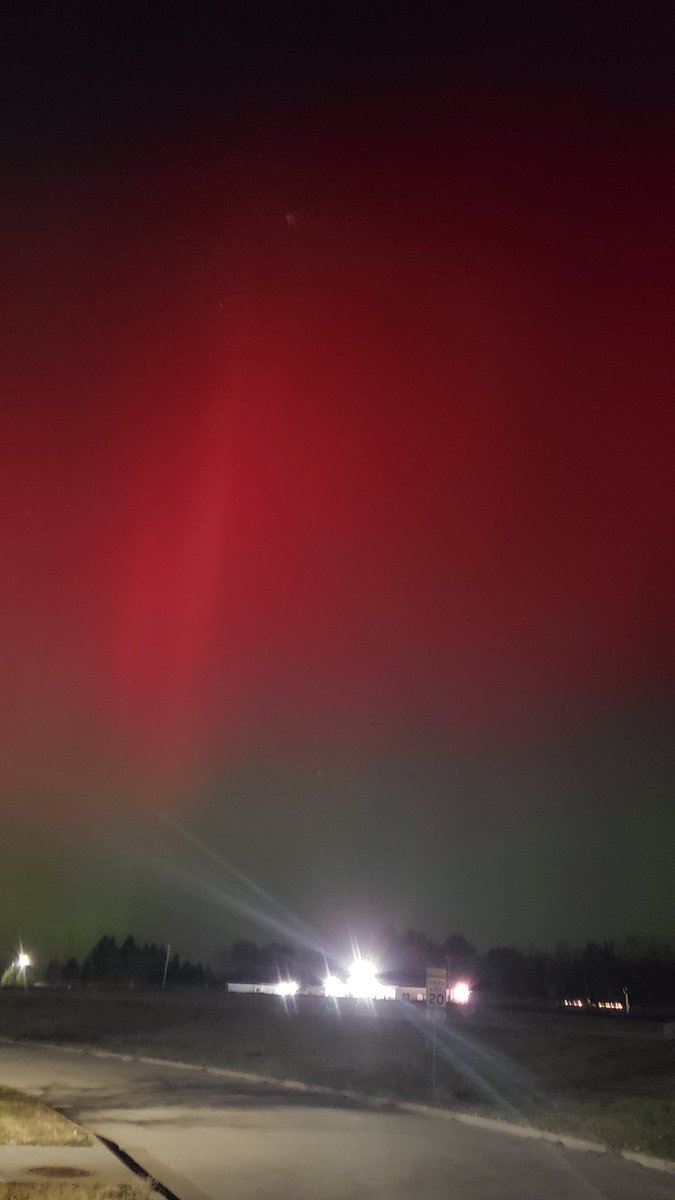 HadzicAmir's tweet photo. Northern Lights in Iowa City tonight.  Quite spectacular! https://t.co/zJ1xuyE0Ig
