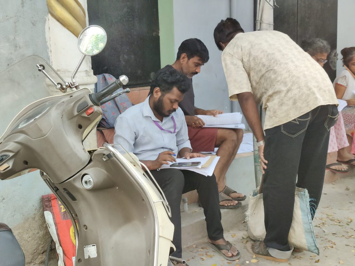jsamdaniel's tweet image. @ECISVEEP @TNelectionsCEO This SIR enumerator at Chennai&apos;s Thiruvanmiyur (Subramaniam Colony) insists we come to this corner to collect forms. Isn&apos;t he required to visit every house? Kindly ensure he visits every family . Pl call me for details 9840961066 Thank u.