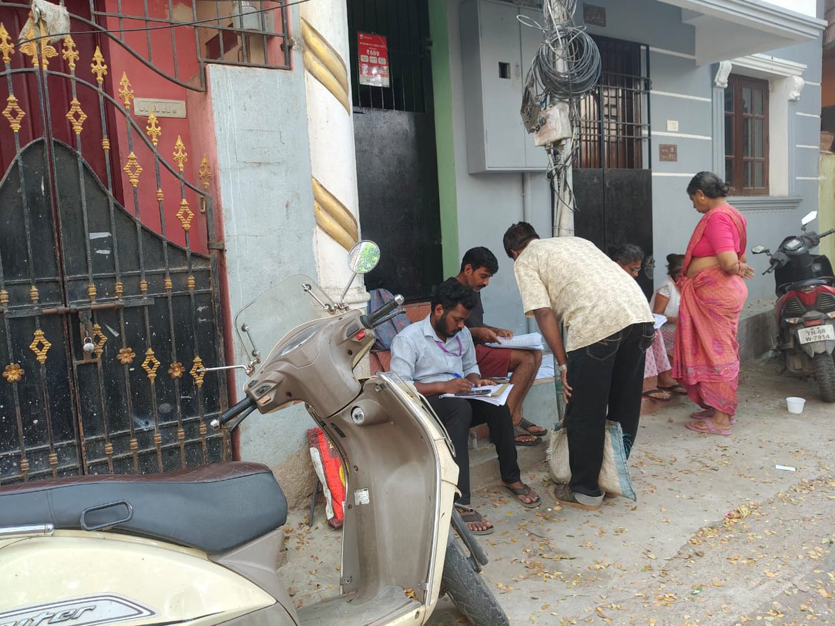 jsamdaniel's tweet image. @ECISVEEP @TNelectionsCEO This SIR enumerator at Chennai&apos;s Thiruvanmiyur (Subramaniam Colony) insists we come to this corner to collect forms. Isn&apos;t he required to visit every house? Kindly ensure he visits every family . Pl call me for details 9840961066 Thank u.