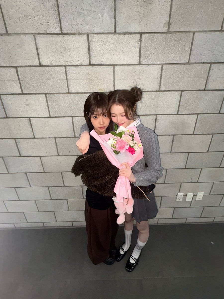 iznavibe's tweet photo. Jungeun had finished her schedule earlier than the other members so she was able to go to The Show and personally give the flowers and cake the girls prepared for Saebi's last day as MC 🥹 https://t.co/xJFtI9xXIa