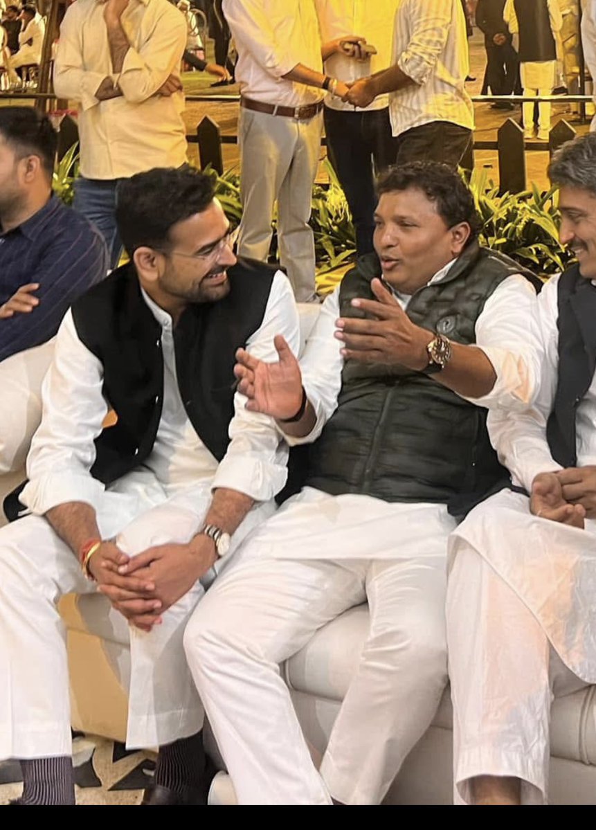 _vimalchoudhary's tweet image. भारतीय युवा कांग्रेस के पूर्व राष्ट्रीय अध्यक्ष बड़े भाई @srinivasiyc जी को अखिल भारतीय कांग्रेस कमेटी द्वारा AICC सचिव,सह-प्रभारी गुजरात,की ज़िम्मेदारी मिलने पर हार्दिक बधाई एवं शुभकामनाएं
मुझे आशा है कि आपके नेतृत्व में पार्टी को नई दिशा मिलेगी ।
@srinivasiyc 
@RamniwasGawriya
