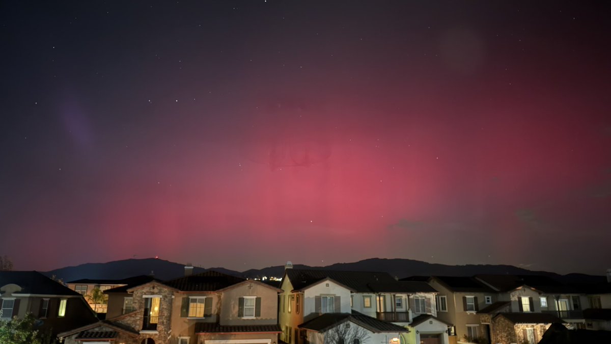 RobMayeda's tweet image. Leveling up at 9pm over Mt Diablo #aurora #northernlights #CAwx 11/11/2025 @nbcbayarea