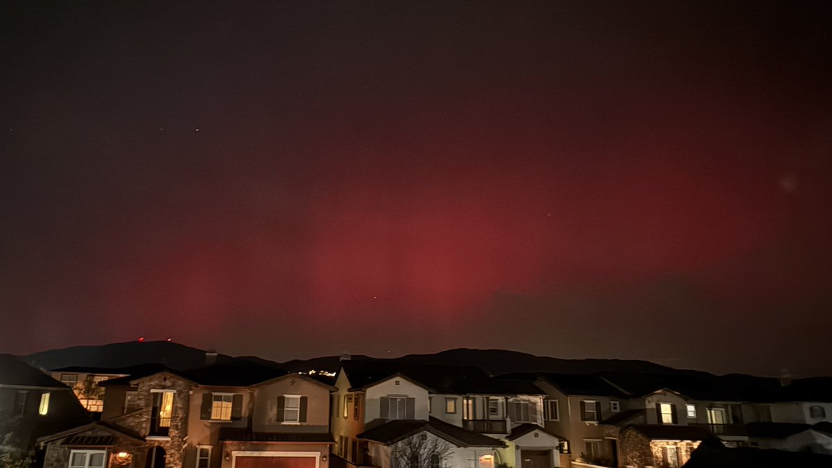 RobMayeda's tweet image. Leveling up at 9pm over Mt Diablo #aurora #northernlights #CAwx 11/11/2025 @nbcbayarea