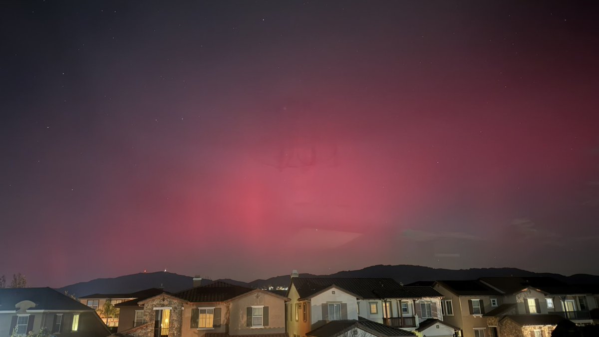 RobMayeda's tweet image. Leveling up at 9pm over Mt Diablo #aurora #northernlights #CAwx 11/11/2025 @nbcbayarea