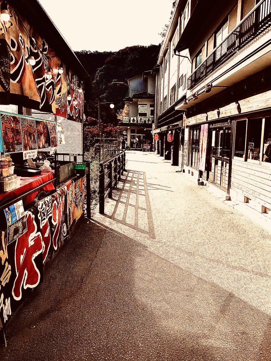 #香嵐渓
#足助
足助の香嵐渓に早目の紅葉鑑賞に行く、早い時間帯なので人が少なく楽だった。
ここにきたらフランクフルトと五平餅！
足助の屋敷の前の「原木工房」さんでバードコールホイッスル、売店で武器の棍棒、、もとい肩叩き棒を購入！
これで帰り道モンスターにエンカウントしても大丈夫だぜw