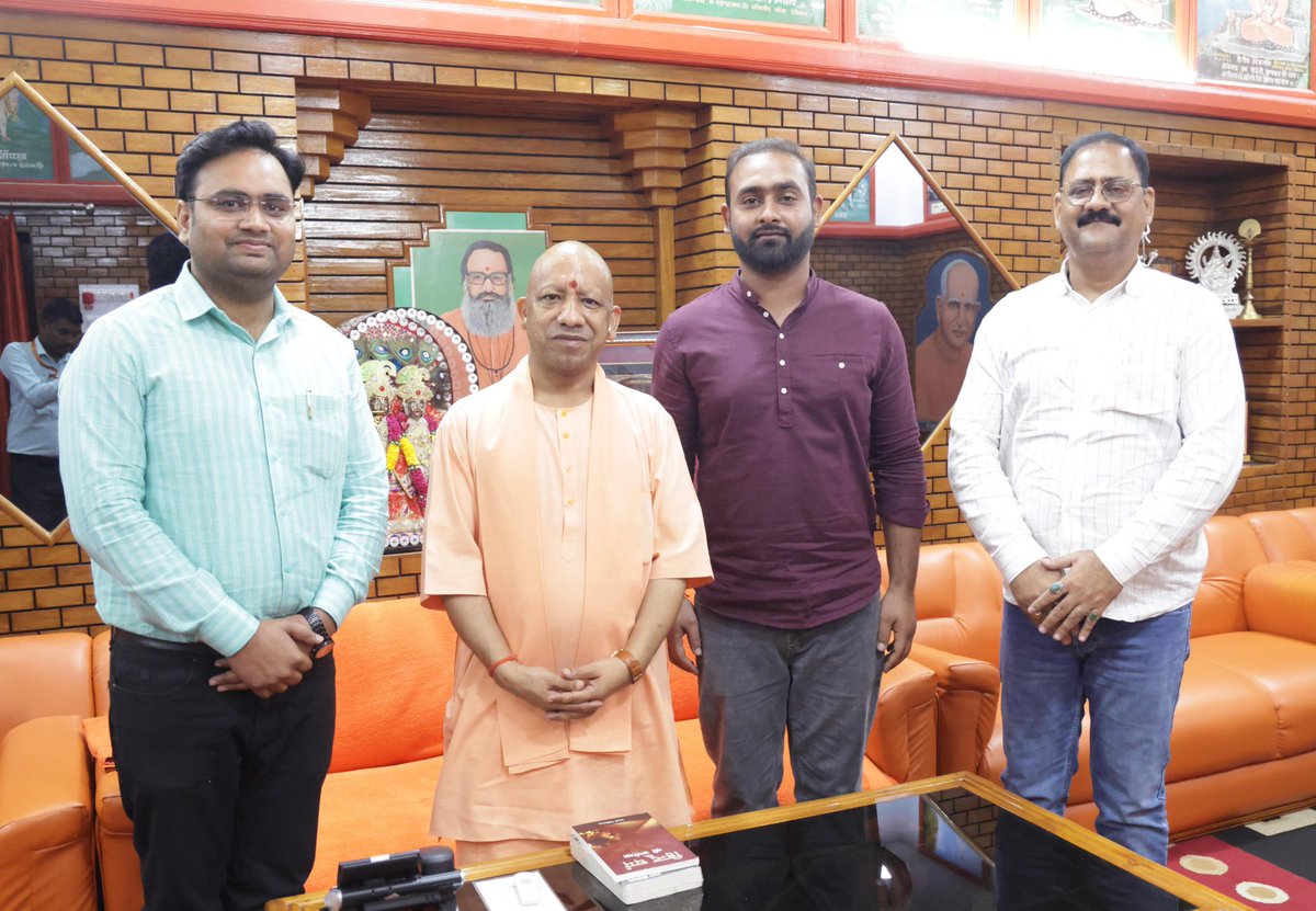 बेटे और भतीजे के साथ महराज जी का आशीर्वाद प्राप्त किया। <a href="/myogiadityanath/">Yogi Adityanath</a>