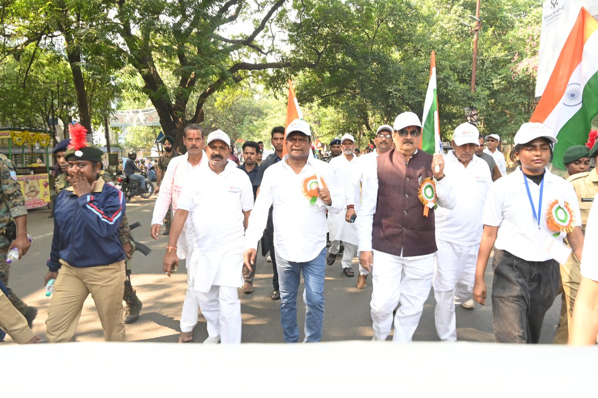 YuvaDhanbad's tweet image. सरदार@150 पदयात्रा, धनबाद 🇮🇳
@YASMinistry द्वारा प्रायोजित इस ऐतिहासिक पदयात्रा में युवाओं ने एकता, शक्ति और राष्ट्रनिर्माण का संदेश दिया।
नेतृत्व: @dhullu_mahto @rajsinhabjp
#SardarAt150 #UnityRun #MyBharat