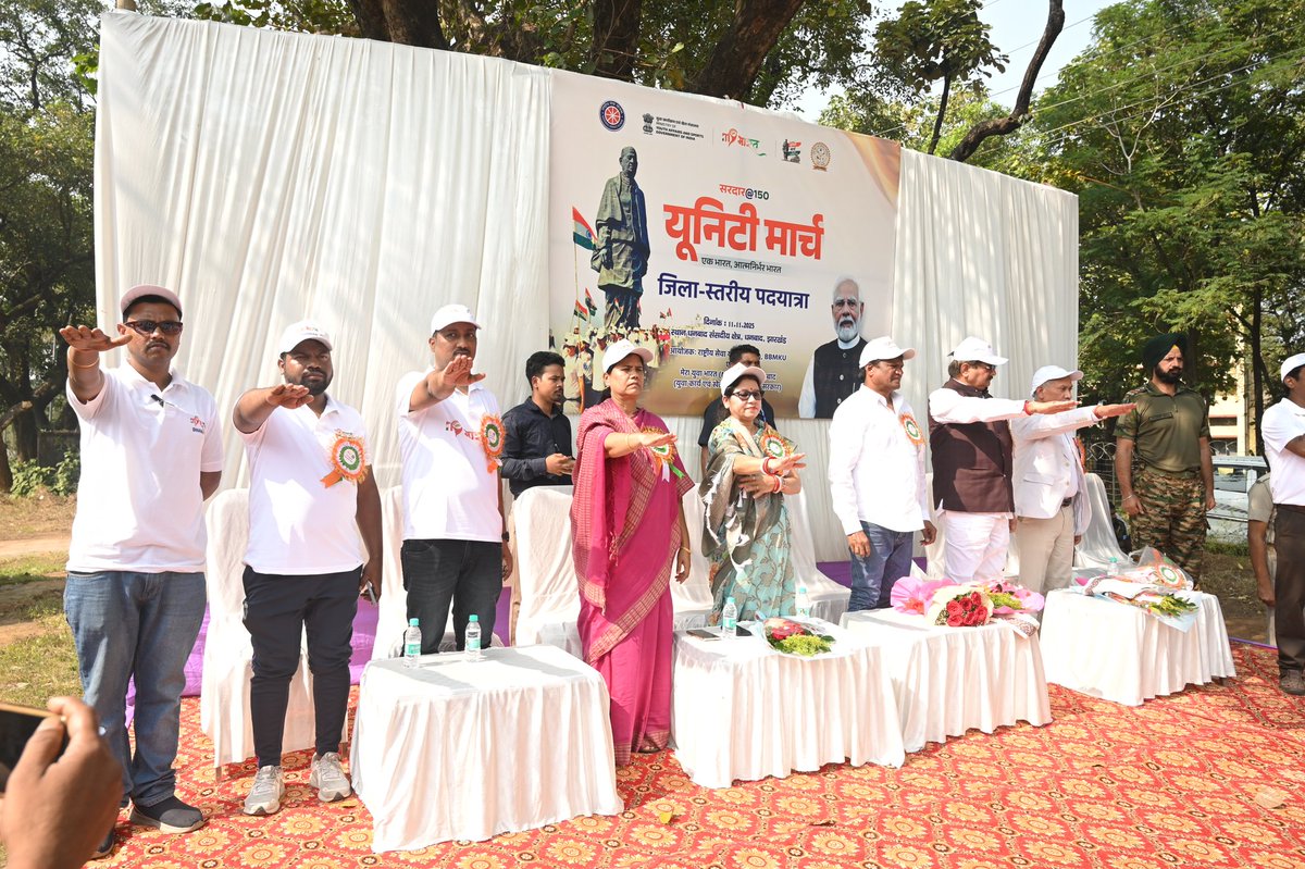 YuvaDhanbad's tweet image. सरदार@150 पदयात्रा, धनबाद 🇮🇳
@YASMinistry द्वारा प्रायोजित इस ऐतिहासिक पदयात्रा में युवाओं ने एकता, शक्ति और राष्ट्रनिर्माण का संदेश दिया।
नेतृत्व: @dhullu_mahto @rajsinhabjp
#SardarAt150 #UnityRun #MyBharat