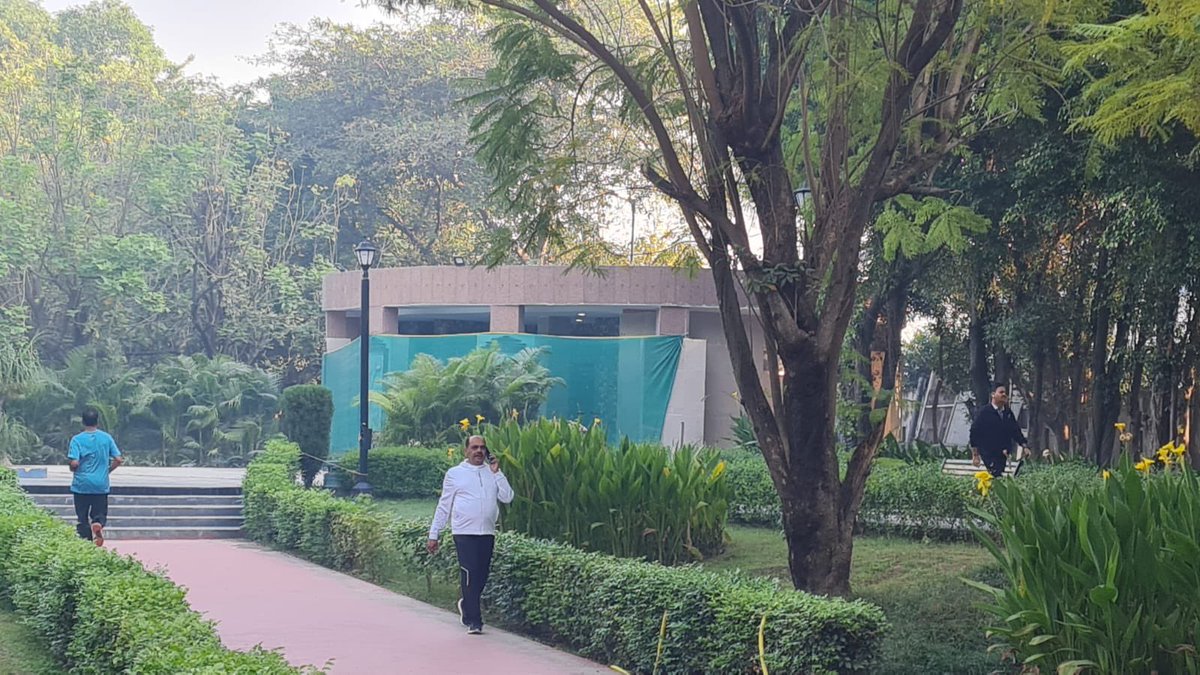 gyanu999's tweet photo. लखनऊ के हृदयस्थल पर अवस्थित लोहिया पार्क में बड़ी तादाद में शहरवासी मार्निंग वॉक के लिए पहुंचते हैं, वहीं बड़ी संख्या में लोग दोपहर से शाम तक मौजूद रहते हैं, यहां के कई हिस्सों में निर्माण कार्य जारी है, जिम एरिया एक ही होने और वहां काम की वजह से आवाजाही रूकने से दिक्कत है ही वहीं, कई महीनों से जॉगिंग ट्रैक का काम न हो पाने से हैरानी है कि आखिर इतनी लेटलतीफी क्यों? पर सबसे बड़ी दिक्कत यहां के टॉयलेटस का काम लंबित होने से है जिसकी वजह से खासतौर से महिलाओं व बुजर्गों को अड़चन आती है। कई दिन से लोग बातचीत के दौरान इस विषय को लेकर क्षोभ जता रहे हैं।
@AdminLKO @vishakg उपाध्यक्ष @LkoDevAuthority @LucknowDivision से विनम्र अनुरोध है कि इस स्थिति का संज्ञान लेकर नागरिकों की समस्या का निदान करें 🙏