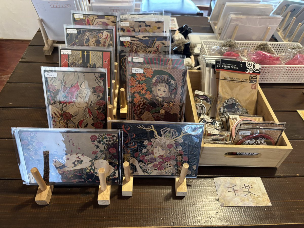 sena77aa's tweet image. 千楽さん@senrakuart 
デジタルのイラストレーターで描かれる作家さん。レトロ可愛い世界観に骨抜き(古い)間違いなしです。ポストカードや缶バッジ、メモ帳などグッズも豊富でわくわくします
#精霊達のすみか展4