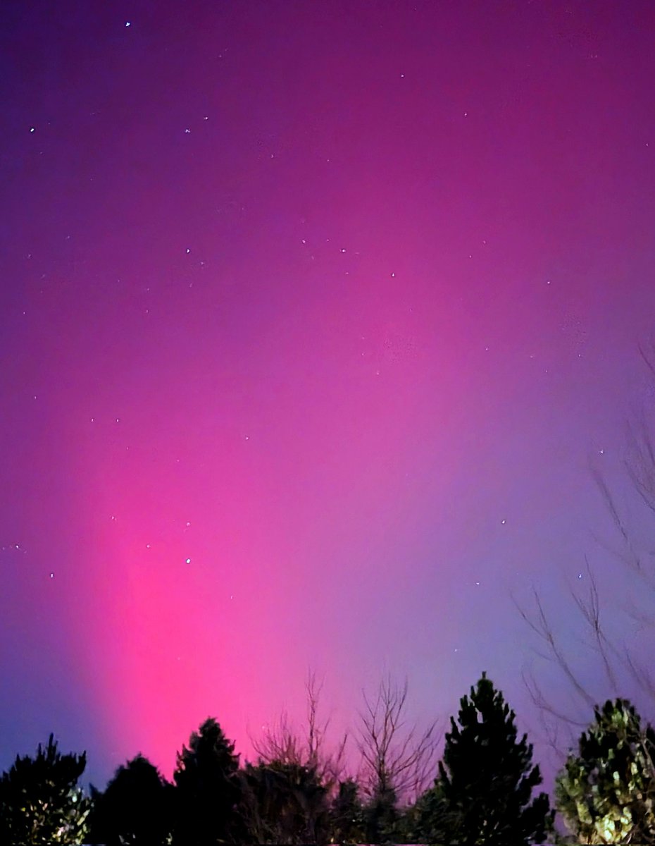 aishbhavan's tweet photo. Broomfield CO #northernlights #Auroraborealis #cowx .. quite the light show tonight! https://t.co/oRKcTtCnx9