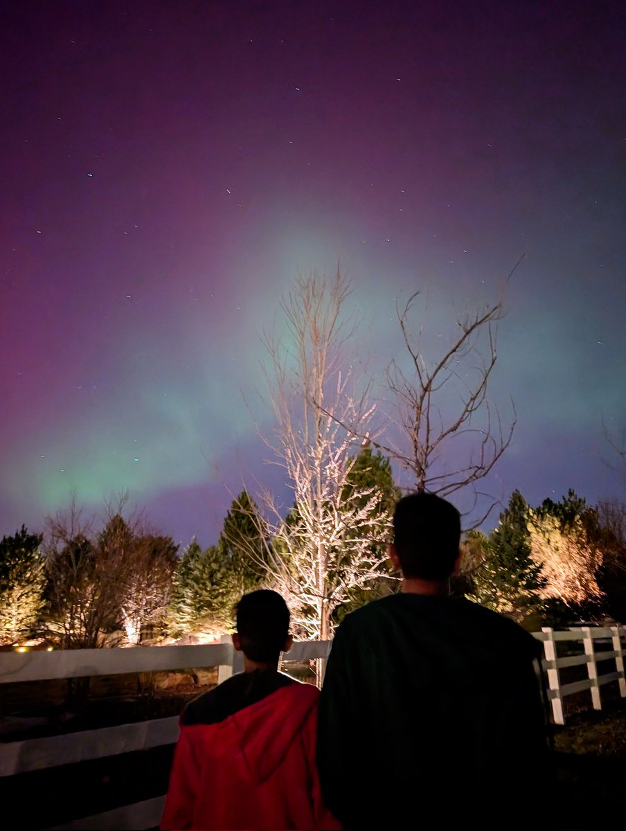 aishbhavan's tweet photo. Broomfield CO #northernlights #Auroraborealis #cowx .. quite the light show tonight! https://t.co/oRKcTtCnx9
