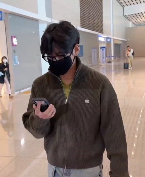 koovarbie's tweet photo. Taehyung is now using iPhone 17 pro max! https://t.co/DqQcvk0Woh