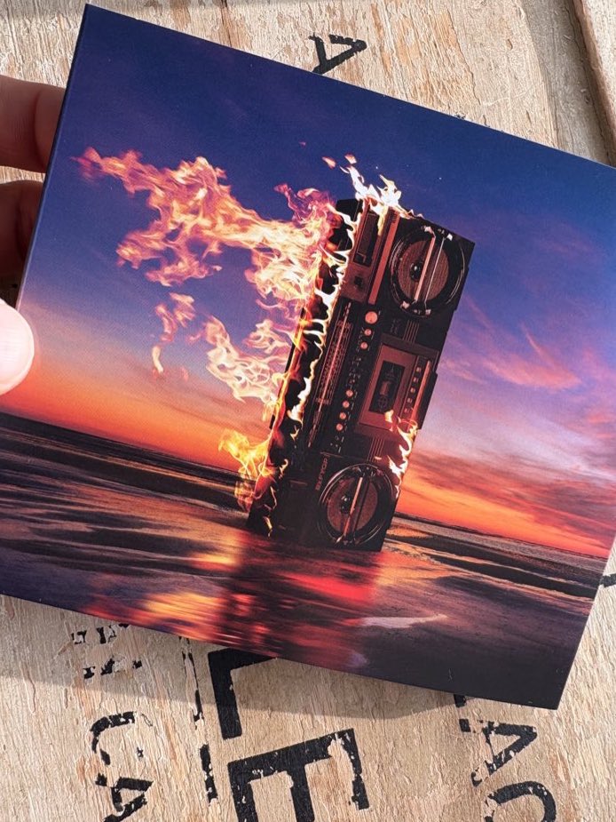 AkihitoTokunaga's tweet image. B&apos;z ニューアルバム『FYOP』に参加させていただいております。

朝ドラ主題歌の「イルミネーション」のArr&amp;amp;Ba始め、ストリングスArrもさせていただいた「片翼の風景」Arr、「鞭」ではYTさんのArrに玉田豊夢さんとのリズム隊でBa参加しております。
是非お聴きください！