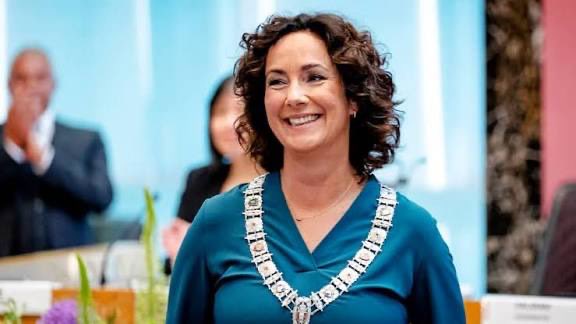 En nu met pek en veren!
Ze heeft Amsterdam alleen maar hele grote schade berokkend en gezorgd voor een slecht imago!
Schandaal op schandaal op schandaal!