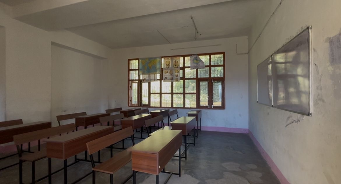 MyGovArunachal's tweet image. To strengthen education in border areas, Gajraj Corps of Indian Army provided new furniture to Govt Higher Secondary School, Lumla, enhancing learning spaces and empowering students.

#IndianArmy #EducationForAll #BorderDevelopment