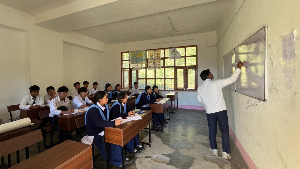 MyGovArunachal's tweet image. To strengthen education in border areas, Gajraj Corps of Indian Army provided new furniture to Govt Higher Secondary School, Lumla, enhancing learning spaces and empowering students.

#IndianArmy #EducationForAll #BorderDevelopment