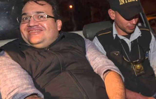 LuisCardenasMx's tweet photo. 🚨 URGENTE: ADELANTAN AUDIENCIA DE JAVIER DUARTE

La audiencia para definir la posible liberación del exgobernador de Veracruz se realizó desde esta mañana en el Reclusorio Norte, un día antes de lo previsto.
Si la jueza lo autoriza, Javier Duarte podría quedar en libertad en las próximas horas.

Información @arturoangel20