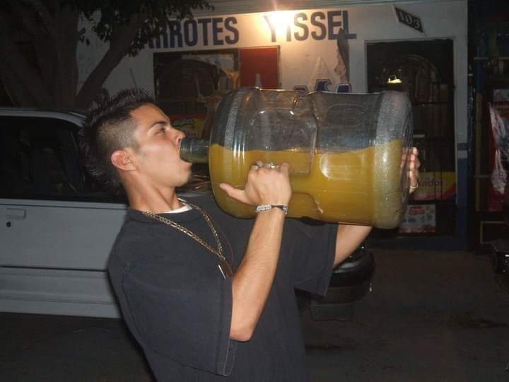 Ustedes son muy jóvenes y fresas para saber, pero hace algunos años, comprabas mezcal y unos sobres de tang y armabas un pinche fiestón con "aguas locas". No como las puterías de hoy en día.