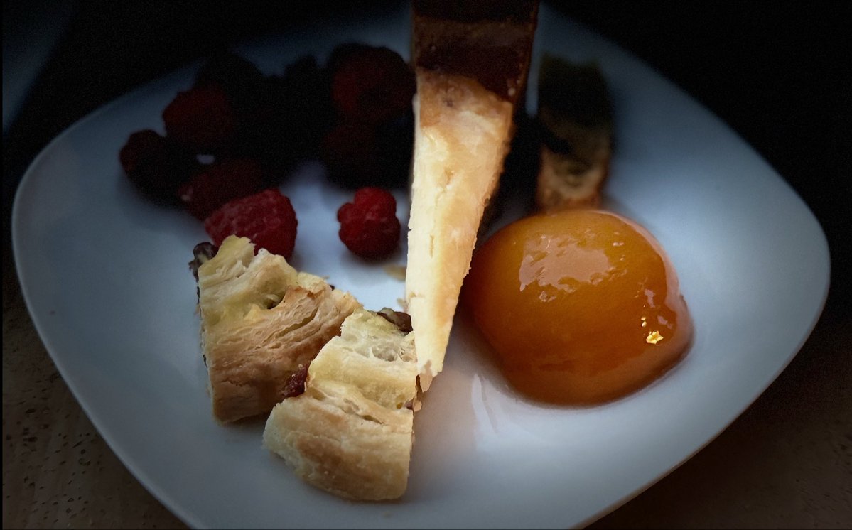 this is what happens when you skip lunch and are about to start dinner- just as the sunlight gives way to a too-early darkness…

The best 

And not feeling guilty
One iota