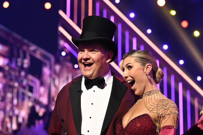 officialdwts's tweet image. Welcome to our #DWTS 20th Birthday Party! We can’t wait to celebrate with you and some very special alumni guests 🎉 #DWTS20 starts now, LIVE on @ABCNetwork and @DisneyPlus! 🎂